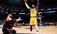 湖人不敌公牛，詹姆斯贡献神奇三双